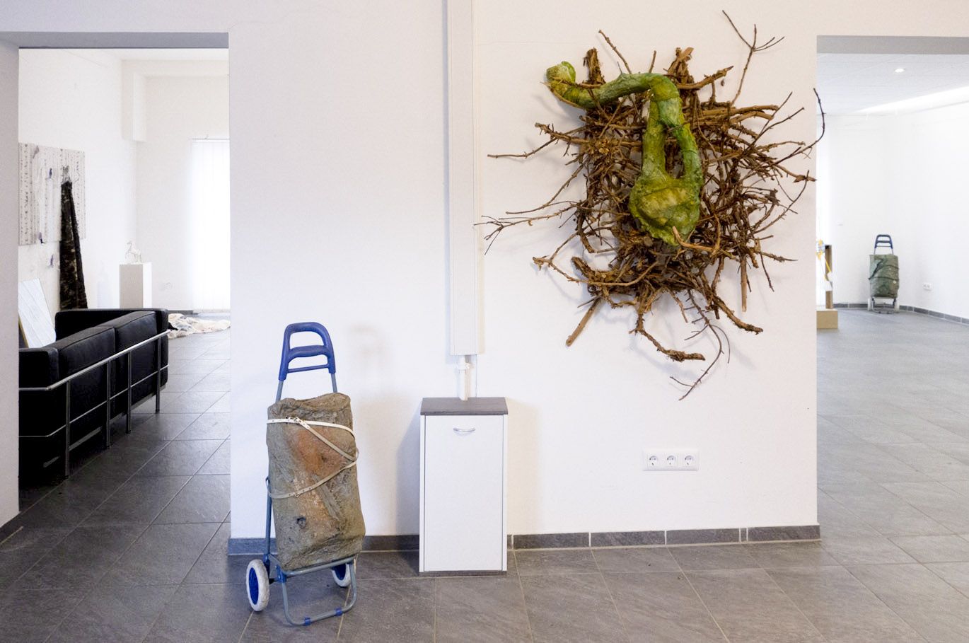 Foto von „Leben in Zweigen“ von Carola Willbrand in der Austellung WEG, Kulturwerkstatt Kircheib, 2022.