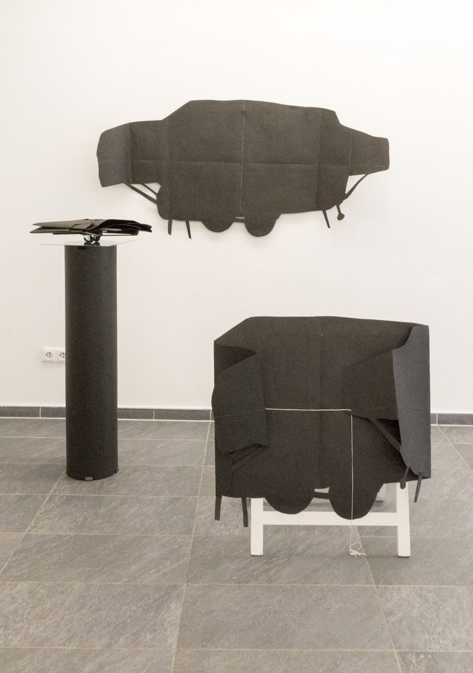 Foto der Rauminstallation „Nur weg hier“ mit Arbeiten von Ilse Wegmann in der Ausstellung WEG, Kulturwerkstatt Kircheib, 2022.