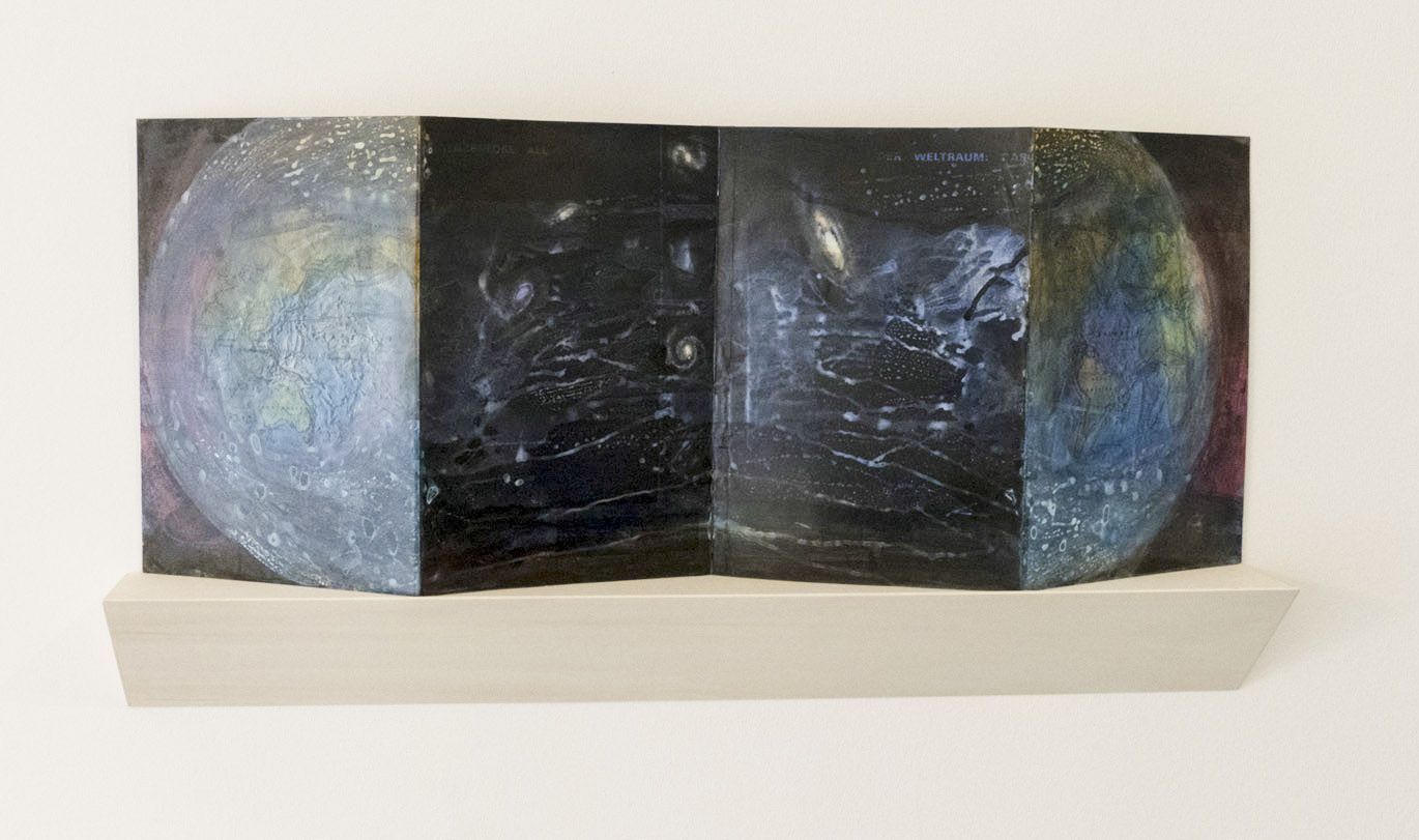 Foto der Arbeit „Lehrtafel Erde“ ein Leporello von Inge Kamps in der Ausstellung WEG, Kulturwerkstatt Kircheib, 2022.