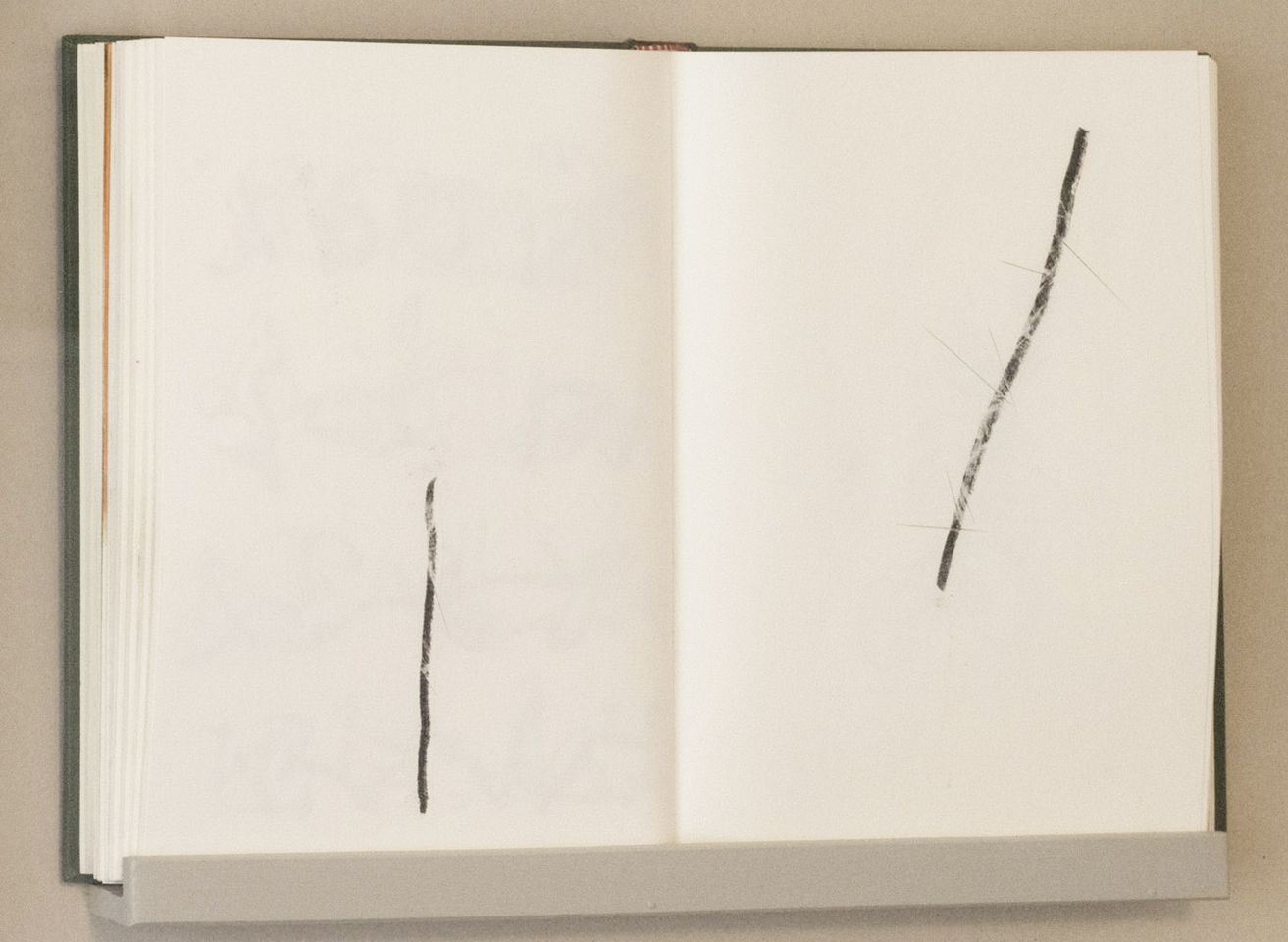 Foto von Buch mit Zeichnung „Hauptwege und Nebenwege“ von Jürgen Röhrig in der Austellung WEG, Kulturwerkstatt Kircheib, 2022.